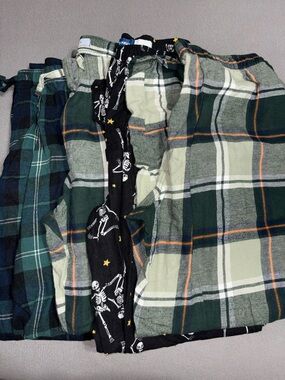 5 Pair of pre- loved Old Navy Flannel Pajama Pants SZ Large
